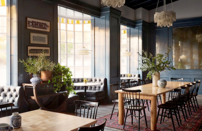 Estilo bohemio y vintage en este hotel decorado con miles de revistas National Geographic