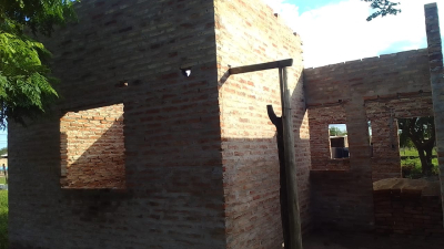 Familia vulnerable de Tres Isletas pide ayuda para terminar su casa