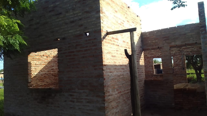 Familia vulnerable de Tres Isletas pide ayuda para terminar su casa