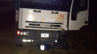 Dos jóvenes que circulaban en moto fallecieron tras chocar con un camión