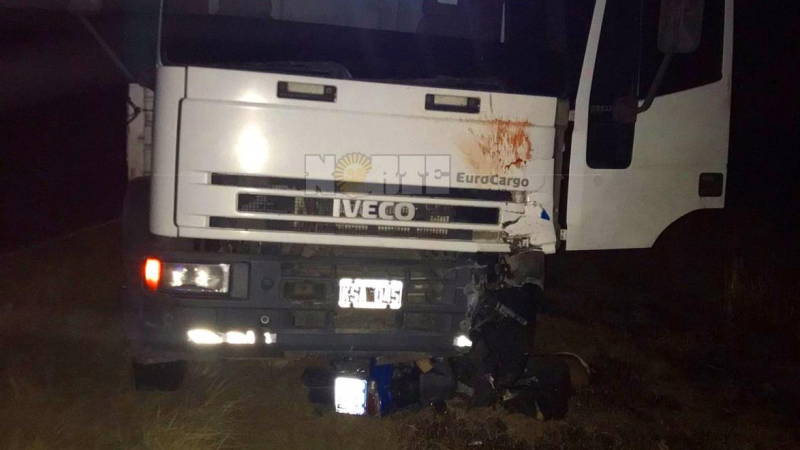 Dos jóvenes que circulaban en moto fallecieron tras chocar con un camión