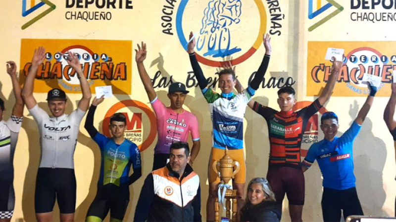 El ciclismo del país giró en el velódromo "Sergio Gassman"