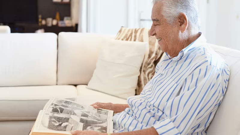 A sus 86 años, murió el empresario Constancio Vigil durante un vuelo a Miami