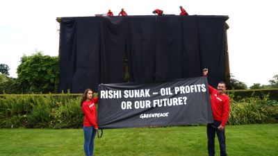 Greenpeace cubre con telón negro la casa del primer ministro británico