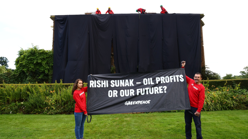 Greenpeace cubre con telón negro la casa del primer ministro británico