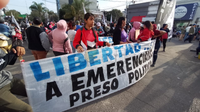 Piqueteros vuelven al edificio de fiscalías planteando que Sena es "preso político"
