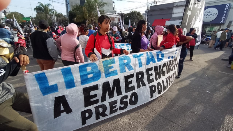 Piqueteros vuelven al edificio de fiscalías planteando que Sena es "preso político"