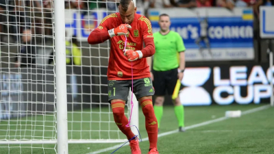 El "Patón" Guzmán hizo un truco de magia para distraer al pateador