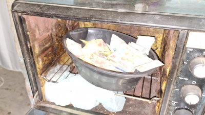 Detuvieron a dos personas y secuestraron drogas y dinero en efectivo