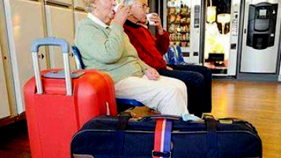Jubilados que puedan pagarlo tendrán 20% de descuento en pasajes aéreos