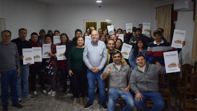 Nueva entrega de títulos de propiedad a 22 familias dugratenses
