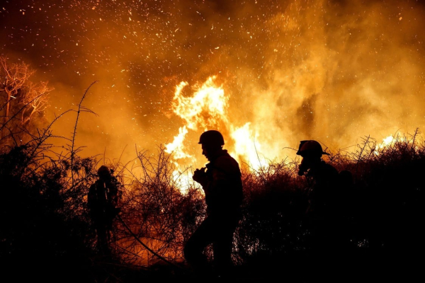 Los bomberos trabajan para apagar un incendio en un campo abierto, luego de una infiltración masiva de hombres armados de Hamas desde la Franja de Gaza, cerca de un hospital en Ashkelon, sur de Israel, el 7 de octubre de 2023. Foto: REUTERS/Amir Cohen.