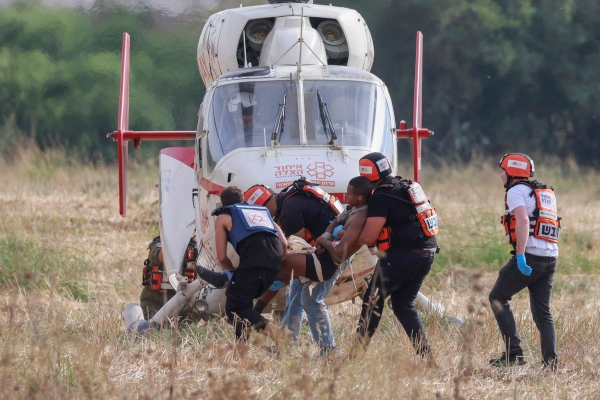 Los equipos de rescate israelíes evacuan a los heridos en helicóptero cerca de la ciudad sureña de Sderot. Foto: Menahem KAHANA / AFP.