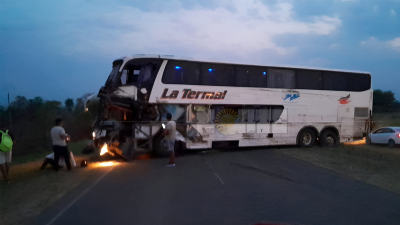 Un muerto por el choque entre un colectivo y un camión
