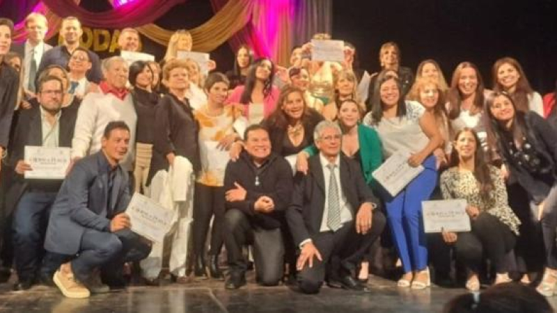 El "Bachi" de Las Breñas agasajó a egresados en bodas de oro y plata