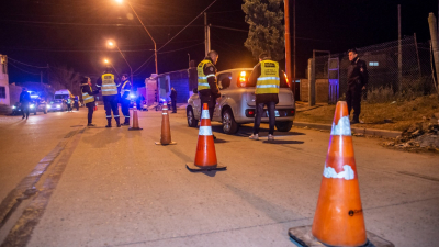 Huía de Gendarmería y chocó el auto de un jefe policial