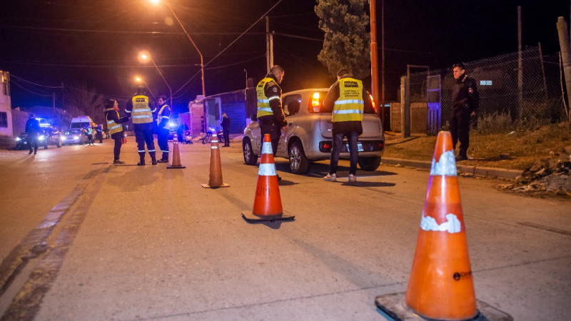 Huía de Gendarmería y chocó el auto de un jefe policial