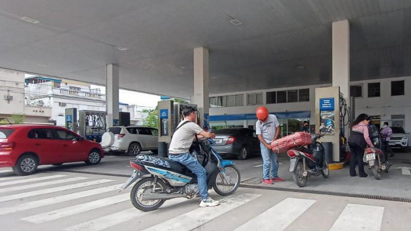 Estacioneros culpan a la escasez de dólares por la falta de combustibles en el Chaco