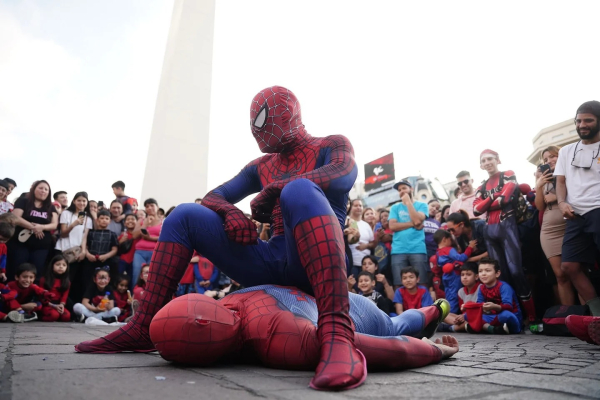 Dos spidermans dieron un show para decenas de chicos.