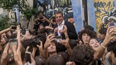 Massa cerró la campaña con alumnos del colegio Carlos Pellegrini