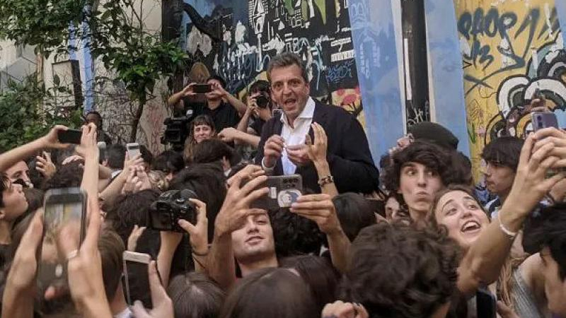 Massa cerró la campaña con alumnos del colegio Carlos Pellegrini