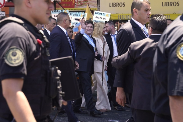 El nuevo presidente de Argentina, Javier Milei, saluda a sus partidarios después de prestar juramento. Foto Maxi Failla.