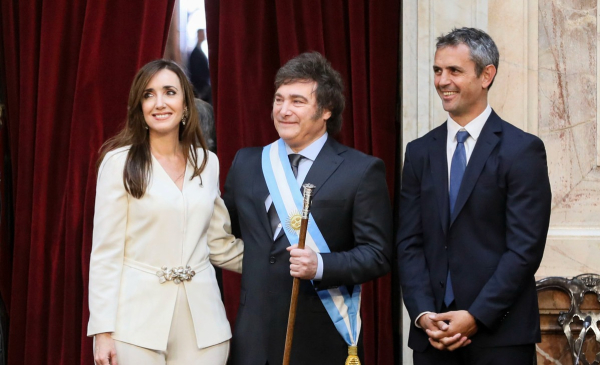 La vicepresidenta electa Victoria Villaruel junto al presidente electo Javier Milei y Martín Menem. Foto: Federico López Claro.