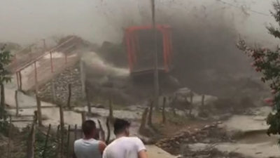Se derrumbó un puente en Catamarca por la crecida de un río