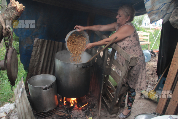 Familias inundadas en la zona del Club Náutico de Barranqueras. una vecina cocina para los evacuados. 09-11-23. Fabián Maldonado/NORTE