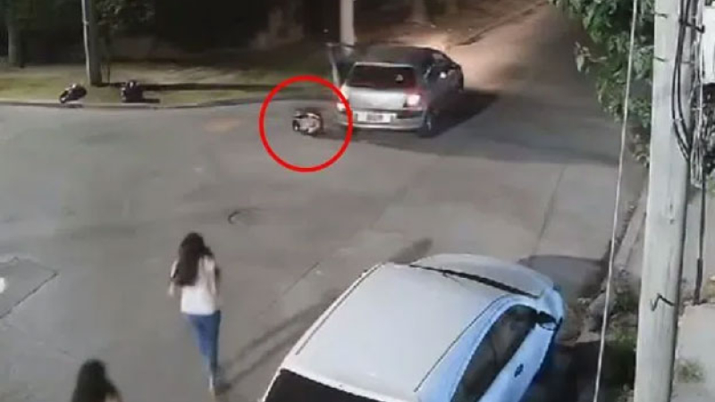 Robaron un auto con una bebé adentro y en la huida la tiraron