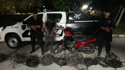 Detuvieron a un hombre que llevaba 9 rollos de cables de alumbrado público
