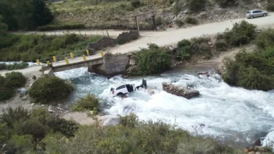Una joven murió tras caer con su auto a un arroyo