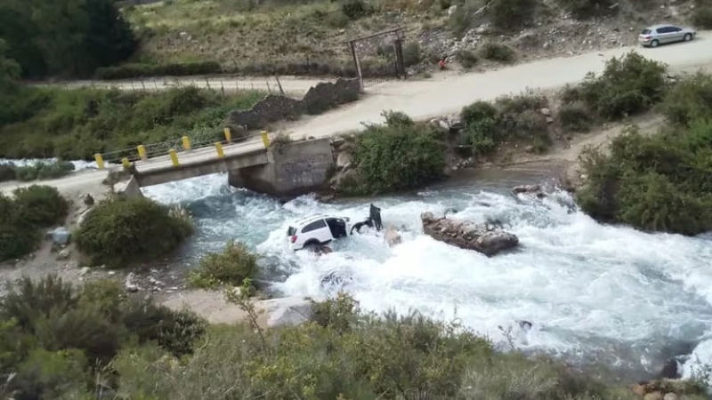 Una joven murió tras caer con su auto a un arroyo