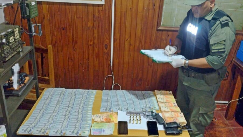 Detuvieron a supuestos contrabandistas con armas, dinero, teléfonos y binoculares