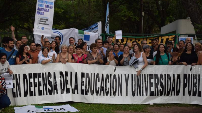Docentes y estudiantes universitarios también hacen huelga y se movilizan