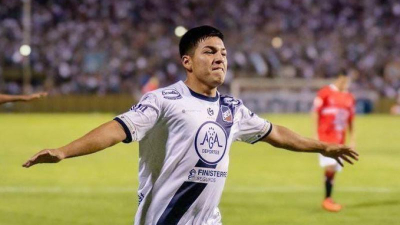 Sarmiento avanza por el delantero salteño Enzo "Demonio" Vargas