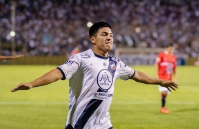 Sarmiento avanza por el delantero salteño Enzo "Demonio" Vargas