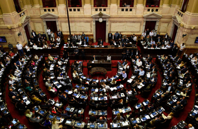 Peronistas apuntan contra facultades delegadas y radicales esperan dictamen final