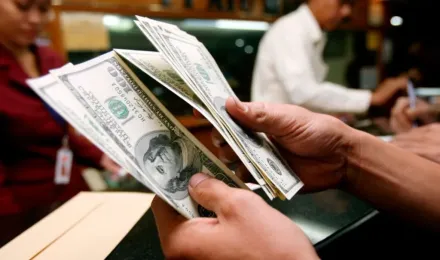 Ahora-se-pueden-utilizar-dolares-propios-sin-tener-que-recurrir-al-mercado-de-cambio-oficial-para-importar-insumos.webp