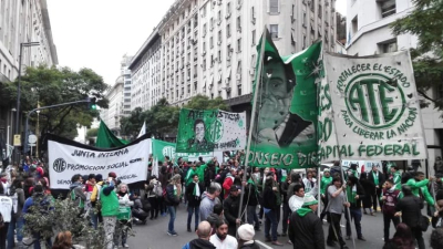 El Gobierno acordó un aumento del 12% con estatales de la CGT, pero ATE lo rechazó