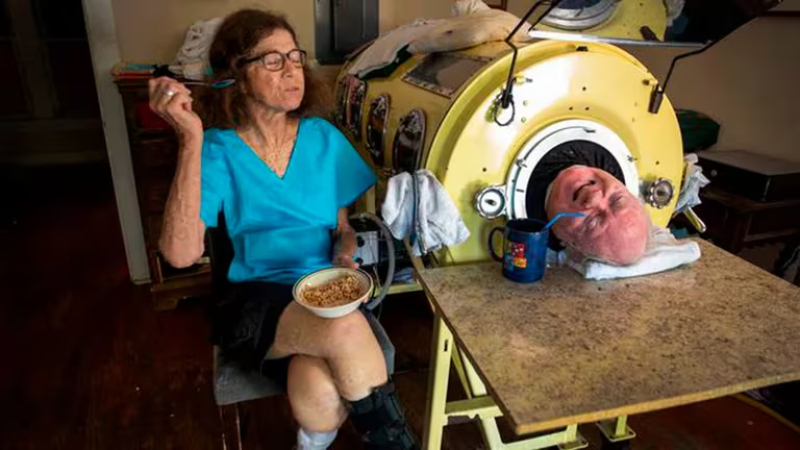 Murió a los 78 años Paul Alexander, el hombre que vivía en un pulmón de acero