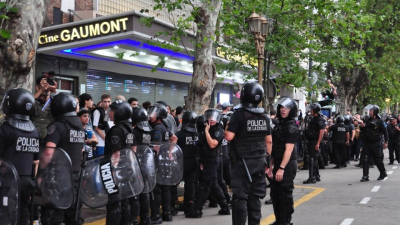 La Policía porteña reprimió manifestación contra despidos en el INCAA