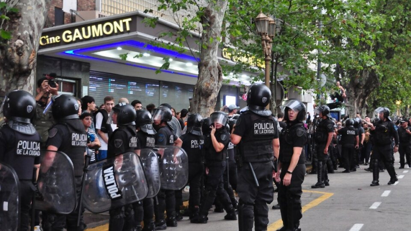 La Policía porteña reprimió manifestación contra despidos en el INCAA