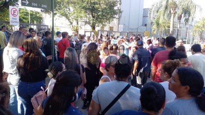 Manifestación en el municipio de Resistencia por la baja de pases a planta