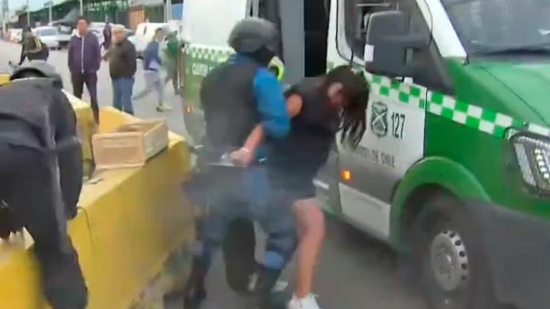 Increíble descuido de un custodio casi termina en tragedia televisada