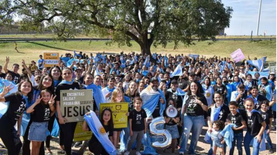 La historia de los voluntarios que montan guardias todo el día para prevenir suicidios en el puente interprovincial