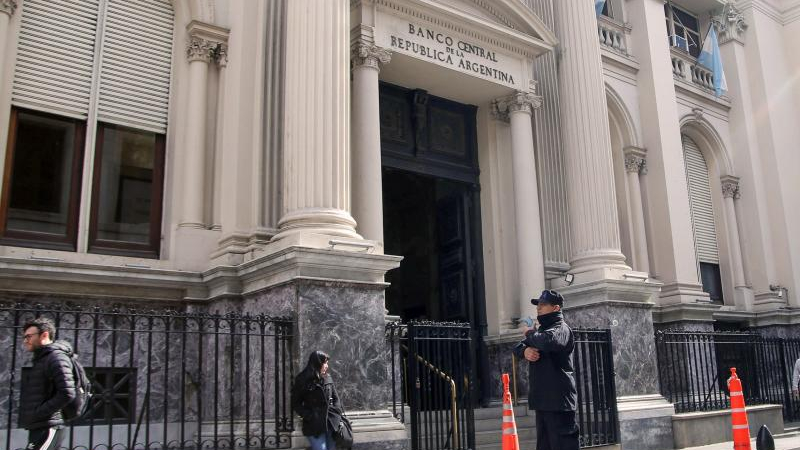 El Banco Central bajó la tasa de referencia al 70 % anual, pero no afectará los plazos fijos