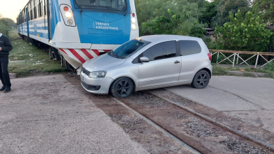 Se le apagó el motor sobre las vías ferroviarias y fue embestida por el tren metropolitano