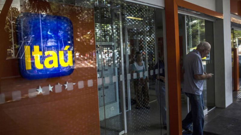 Llevó al banco a su tío muerto para sacar un préstamo