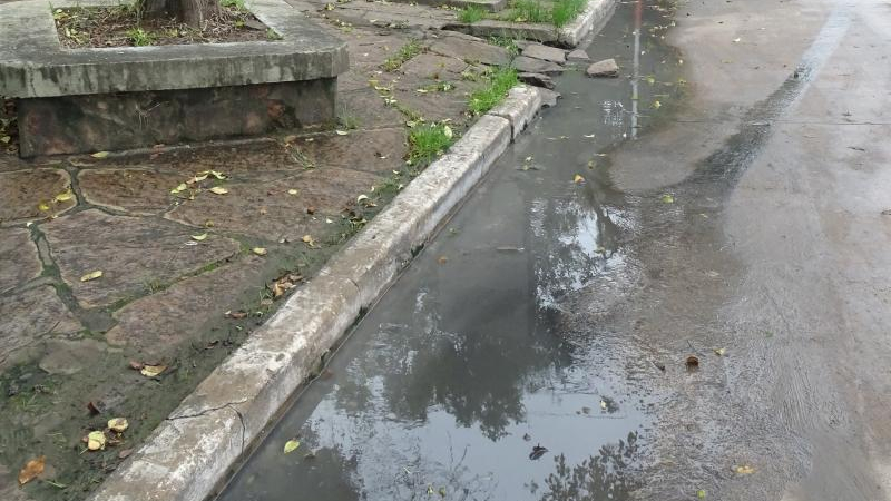 Piden reparar cañería por olores nauseabundos en calle Arbo y Blanco